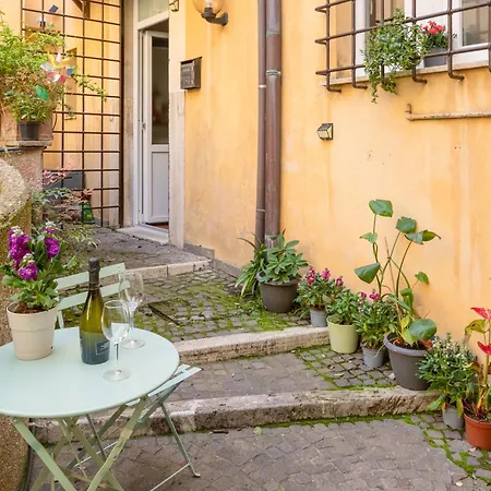 Quiet Trevi Fountain With Patio And Backyard Apartment Rome