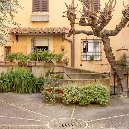 Apartment Quiet Trevi Fountain With Patio And Backyard Rome