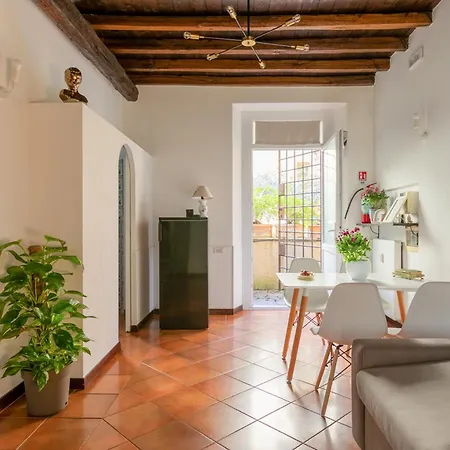 Quiet Trevi Fountain With Patio And Backyard Apartment