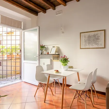 Quiet Trevi Fountain With Patio And Backyard * Rome