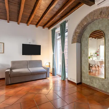 Apartment Quiet Trevi Fountain With Patio And Backyard Rome