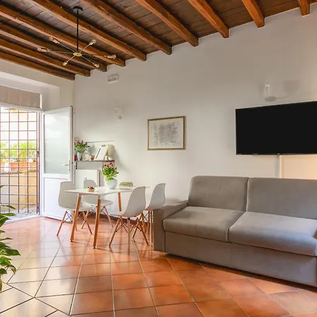 Apartment Quiet Trevi Fountain With Patio And Backyard