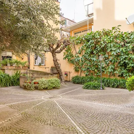 Quiet Trevi Fountain With Patio And Backyard Apartment *