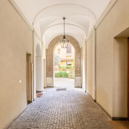 Quiet Trevi Fountain With Patio And Backyard * Rome