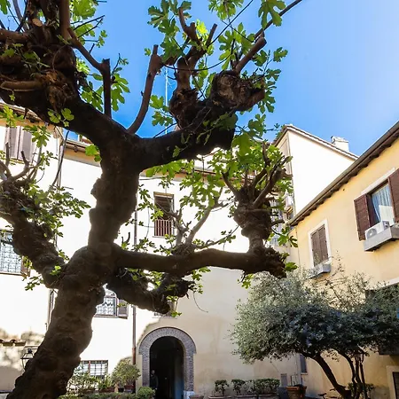 Quiet Trevi Fountain Courtyard & Patio Daire