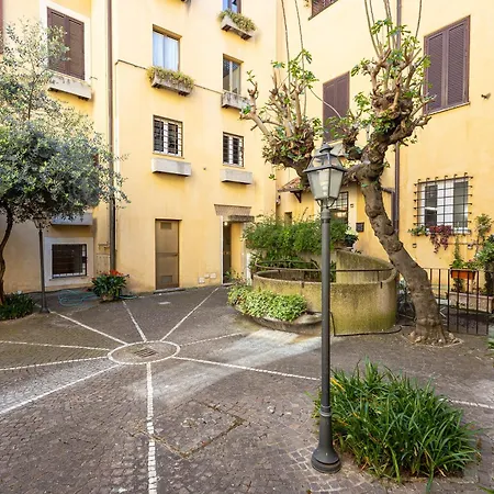Quiet Trevi Fountain Courtyard & Patio Daire *