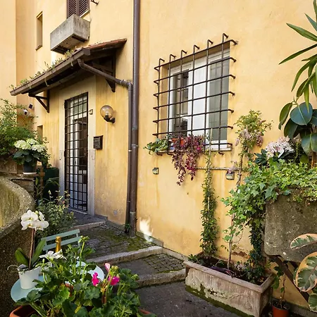 Quiet Trevi Fountain Courtyard & Patio *