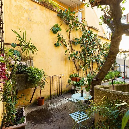 Quiet Trevi Fountain Courtyard & Patio Roma