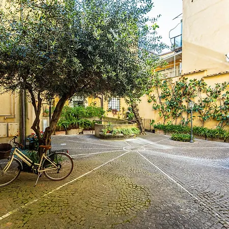 Quiet Trevi Fountain Courtyard & Patio * Roma
