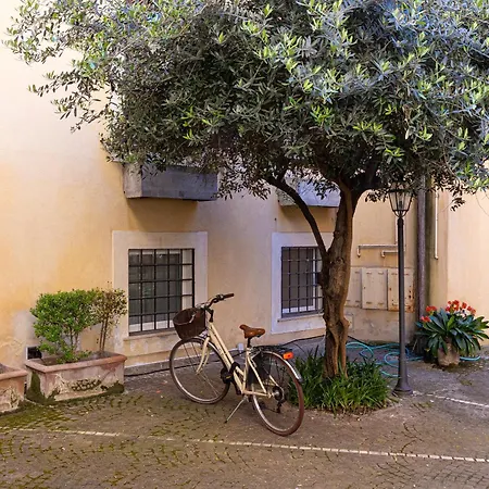Quiet Trevi Fountain Courtyard & Patio Daire *