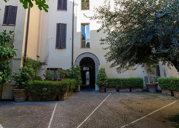 Quiet Trevi Fountain Courtyard & Patio アパート ローマ