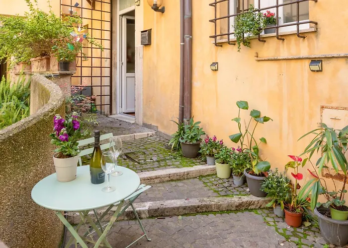 Quiet Trevi Fountain Courtyard & Patio アパート ローマ
