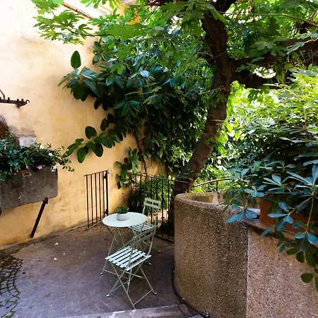 Quiet Trevi Fountain With Patio And Backyard *