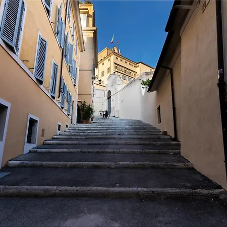 Quiet Trevi Fountain With Patio And Backyard 罗马