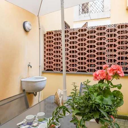 Quiet Trevi Fountain With Patio And Backyard *