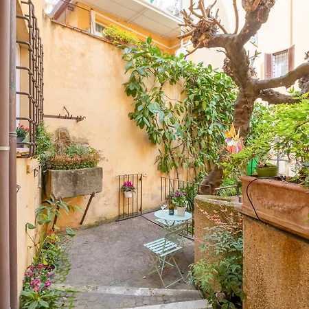 Quiet Trevi Fountain With Patio And Backyard 罗马